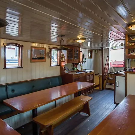 Unique House On Boat In Úszó hotel *