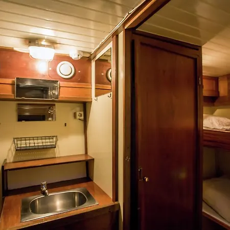 Unique House On Boat In Úszó hotel