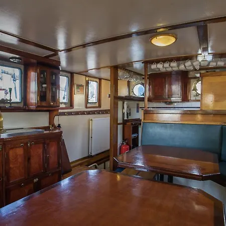 Unique House On Boat In Úszó hotel *